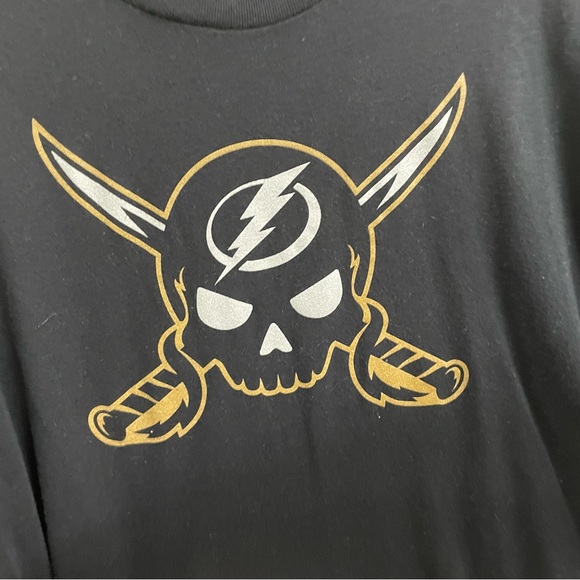 Exclusive Lightning Gasparilla Women’s Crop Top 2022 Tampa Bay Pirate Shirt - Picture 8 of 12